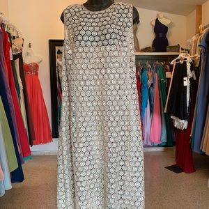 Beautiful beige dress!